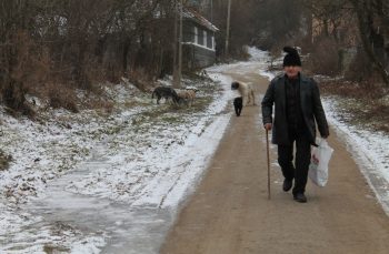 Cel mai bătrân angajat din România! În timp ce mii de români stau degeaba pe ajutoare sociale, un hunedoarean de 99 de ani lucrează cu contract de muncă