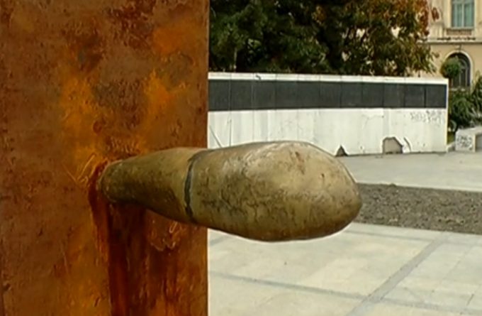 Un monument în formă de penis a apărut în mijlocul Bucureștiului și nimeni nu știe al cui e