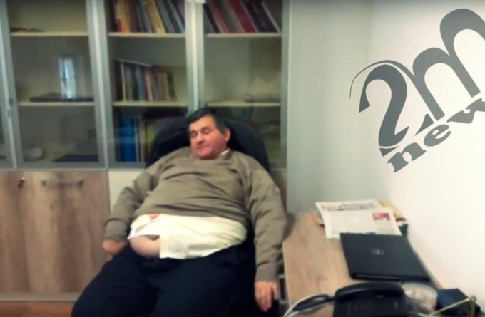 VIDEO. Directorul Muzeului de Etnografie din Baia Mare a băut horincă la birou până a ajuns în halul în care-l vedeți