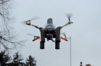 Suntem pregătiți pentru atacuri aeriene! Un gardian de la penitenciarul Ploiești a interceptat o dronă și a doborât-o cu mătura