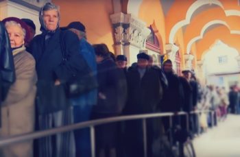 Un bătrân din Buzău era să moară așteptând la coadă pentru banii oferiți cuplurilor longevive