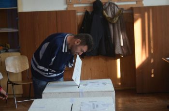 Imaginea-simbol a acestor alegeri: în timp ce trei sferturi de țară se pișă pe el de vot, un tânăr fără mâini votează cu dinții