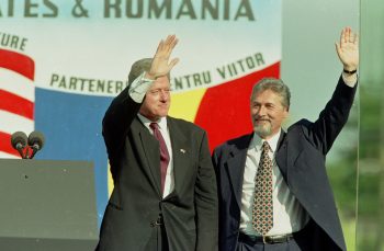 ACUM 20 DE ANI. Bill Clinton venea în vizită la București și bătea palma cu Mațe și Giani, fiii reputatului cerșetor Baronică