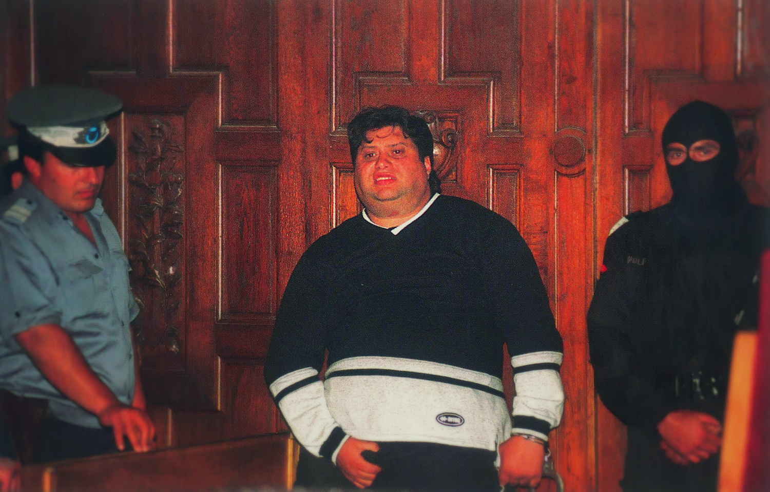 Interlopul Amet Metin, la începutul anilor 2000, într-o imagine cult a celor care nu se lasă timorați de justiție. FOTO: Radu Vioreanu