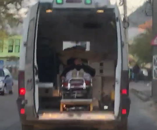 HARFELE SĂPTĂMÂNII. O ambulanță privată transportă un pacient cu ușile deschise prin România zilelor noastre