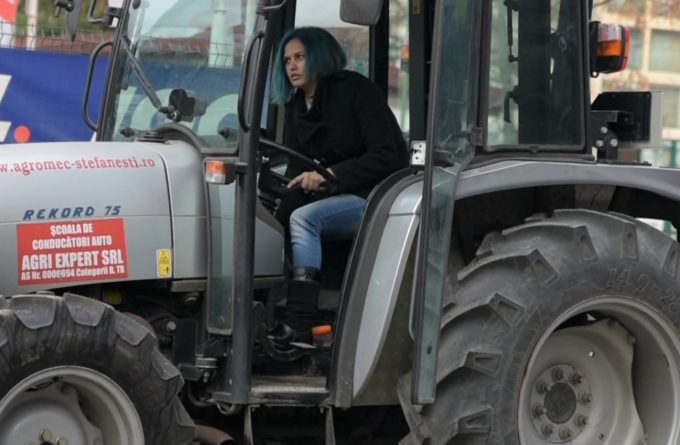 România meseriaşă. De ce se înscriu femeile la şcoala de tractorişti