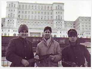 Graham Perolls, în 1990, alături de militarii români, încă înarmați după Revoluție.