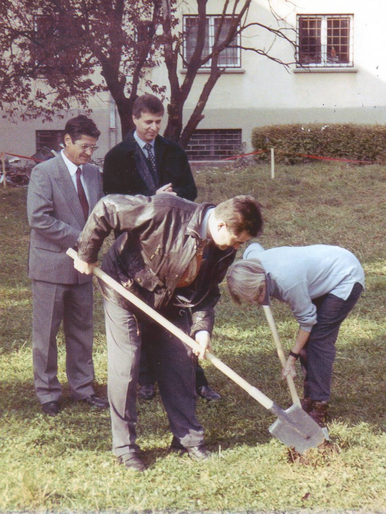 Brașov, 1998. Domnul Nelu și Graham Perolls asistă la săparea fundației pentru ceea ce avea să devină primul hospice din România