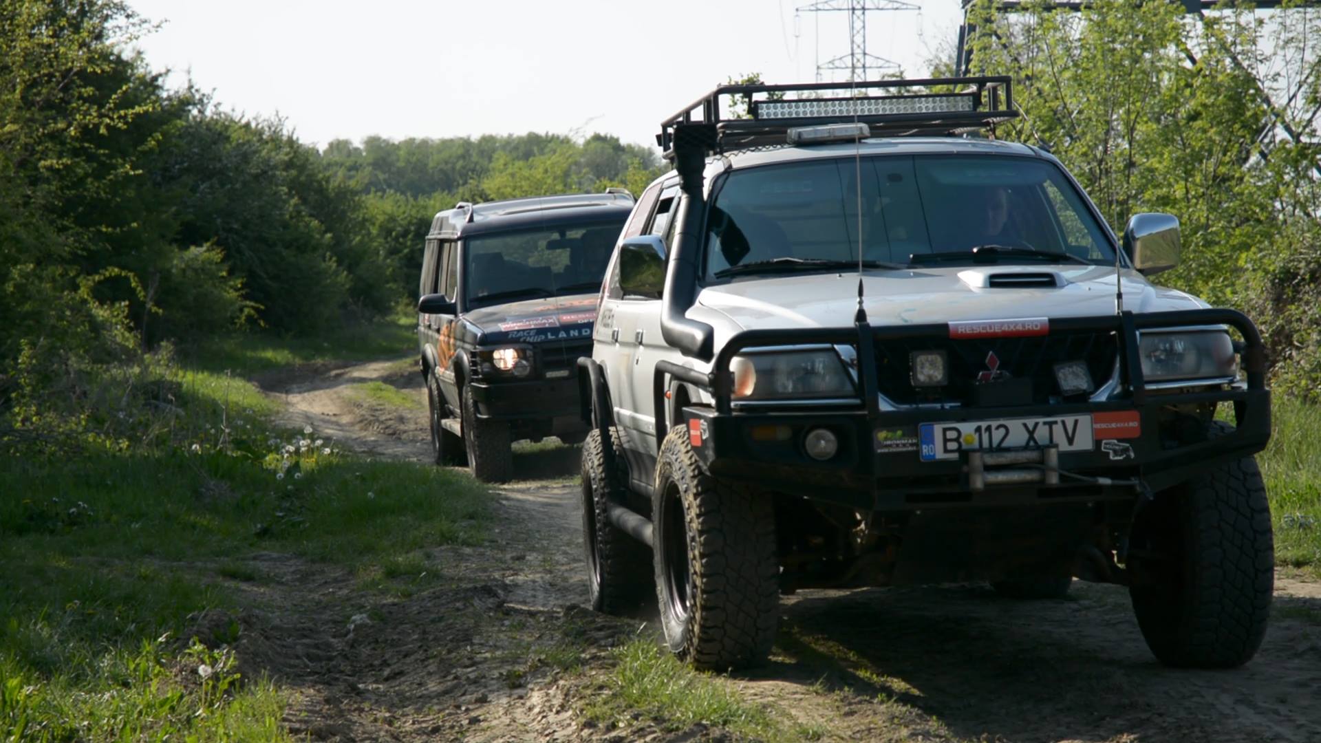 Maşinile şoferilor din comunitatea Rescue 4x4 ajung prin cele mai accidentate râpe din România FOTO: Recorder