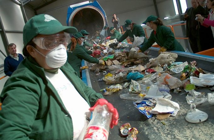 Naționalizarea gunoiului: cum a reușit statul să paralizeze circuitul reciclării deșeurilor