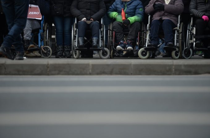 Persoanele cu dizabilități au fost lăsate la mila primarilor: „Să se ducă la muncă, nu să aștepte de la stat”