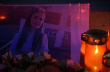 Românii le cer iertare fetelor ucise: „Am greșit cu toții“