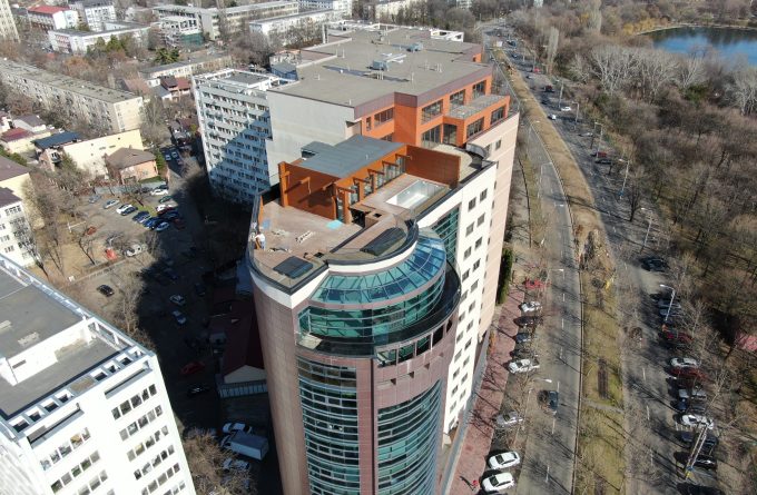 Noi informații despre „stăpânii Sectorului 3”: piscina de pe acoperișul blocului nu are autorizație de construire