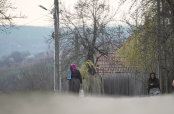 VIDEO. Înapoi la izvoare. După 17 ani cu apă curentă, o comunitate din Oltenia se întoarce la fântâni și la toaletele din fundul curții