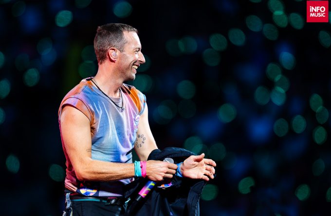 13 IUNIE 2024. Coldplay și maneaua: „Oamenii ar face mai bine să huiduiască politicienii”